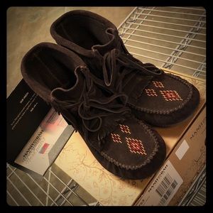 Manitobah Suede Harvester Datk Brown Vibram Sole